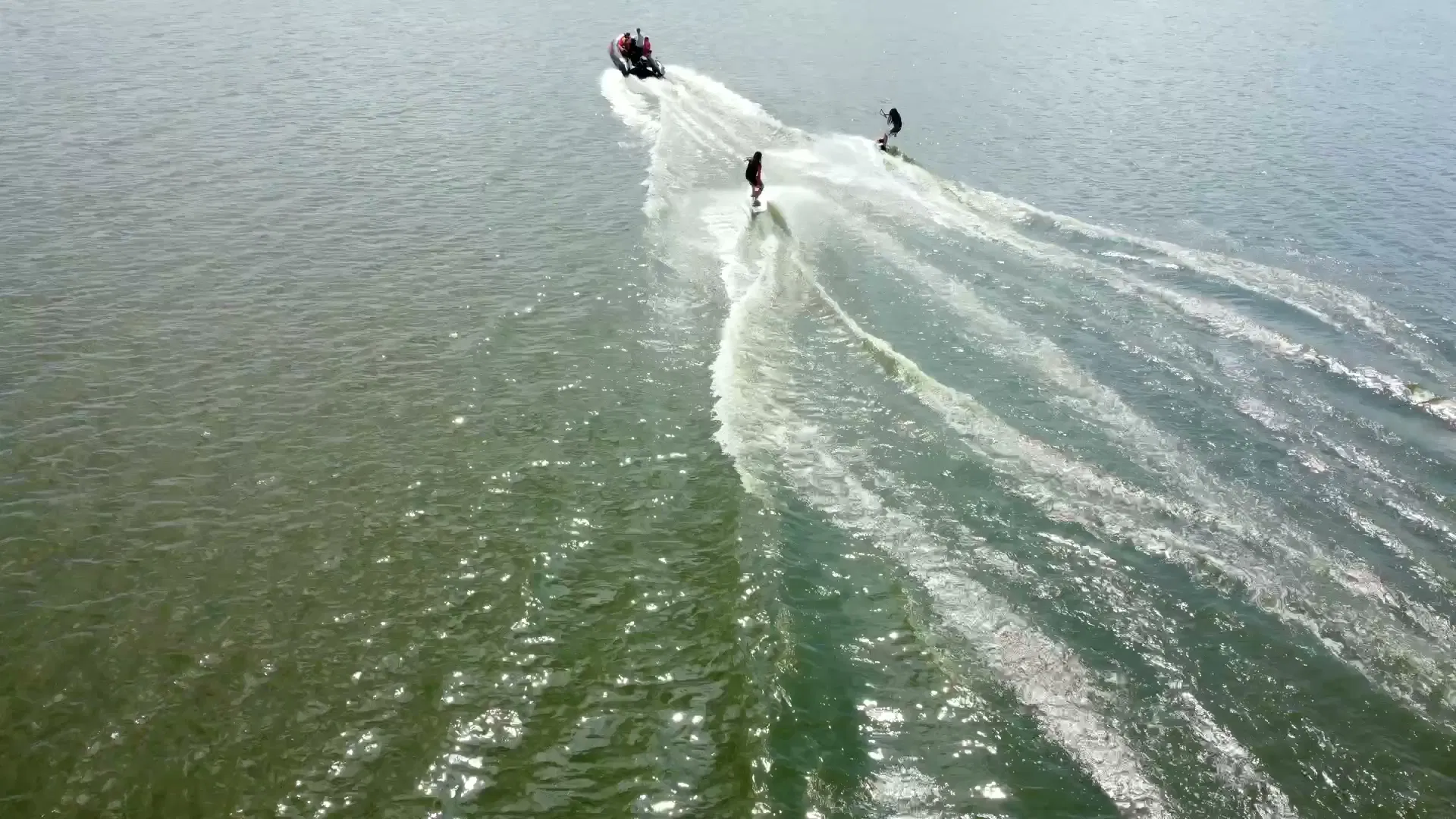 Dwie osoby na wakeboardzie za łodzią SHOWteam