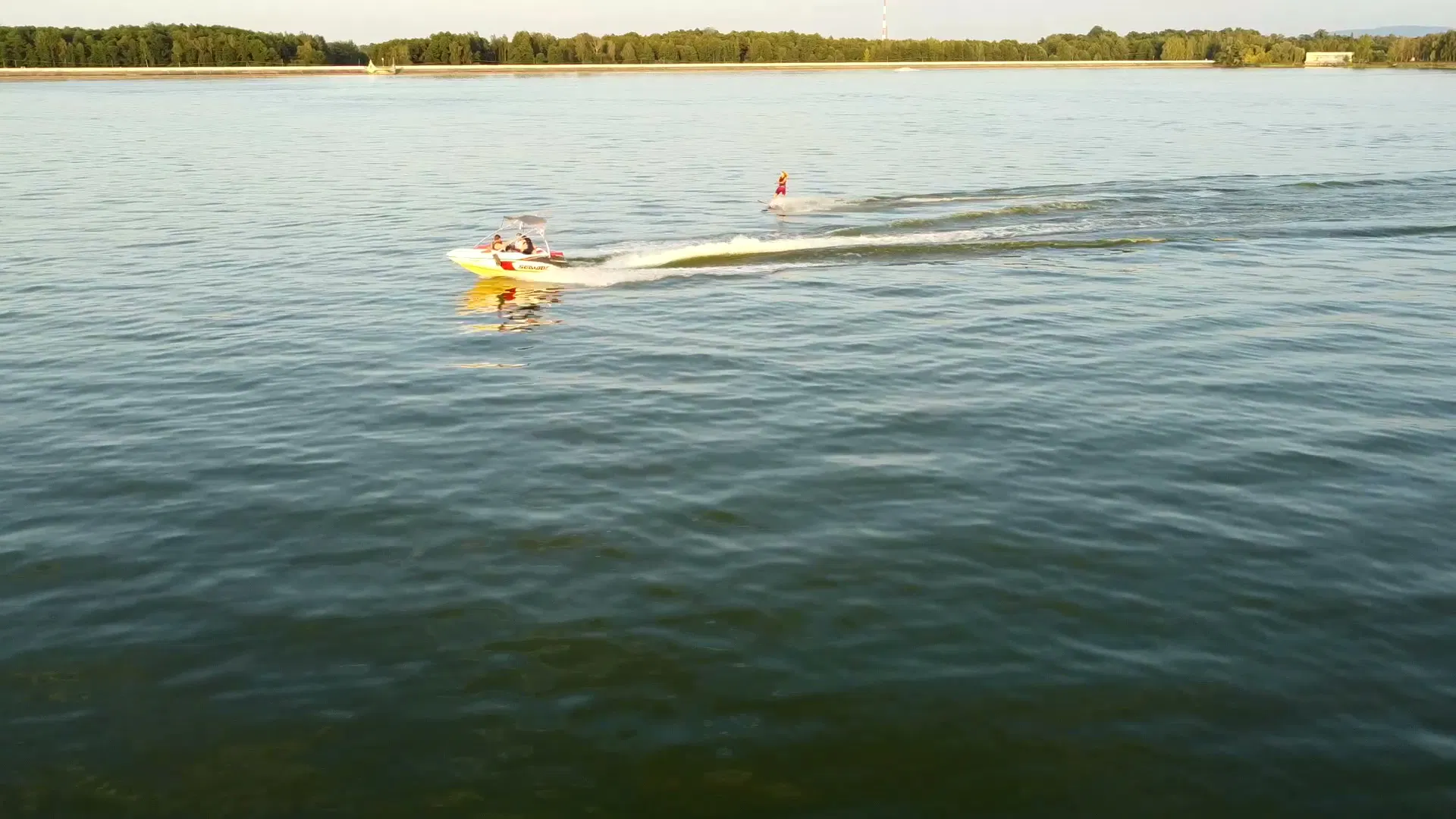 Wakeboard z lotu ptaka na Jeziorze Łąckim